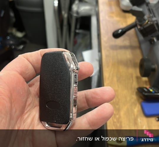 מפתח רכב על שולחן עבודה עם כלים